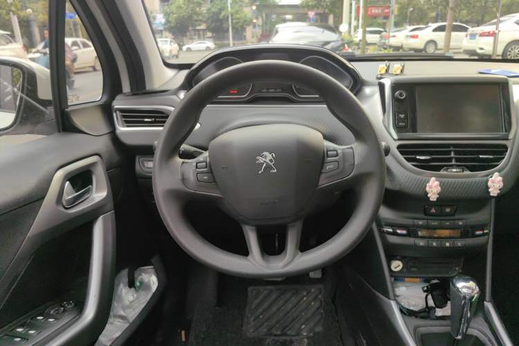 Used Peugeot 2008 2015 1.6THP Automatic Fashion Edition Steering Wheel