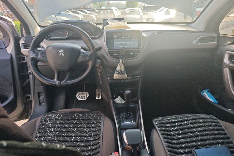 Used Peugeot 2008 2016 230THP Automatic Fashion Edition Center Console
