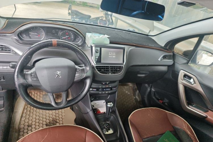 Used Peugeot 2008 2016 230THP Automatic Fashion Edition Center Console