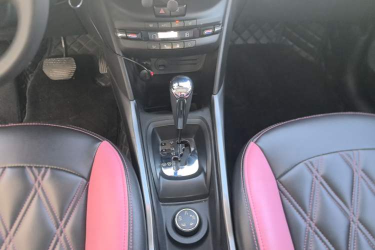 Used Peugeot 2008 2016 230THP Automatic Fashion Edition Gear Lever