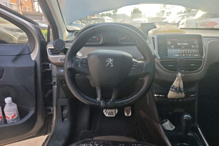 Used Peugeot 2008 2016 230THP Automatic Fashion Edition Steering Wheel