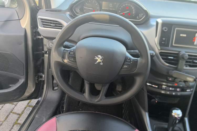 Used Peugeot 2008 2016 230THP Automatic Fashion Edition Steering Wheel
