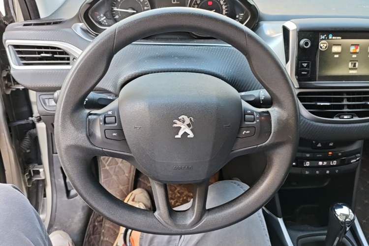 Used Peugeot 2008 2016 230THP Automatic Fashion Edition Steering Wheel