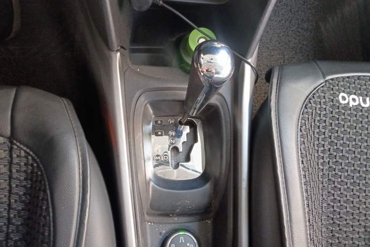 Used Peugeot 2008 2016 230THP Automatic Fashion Edition Gear Lever