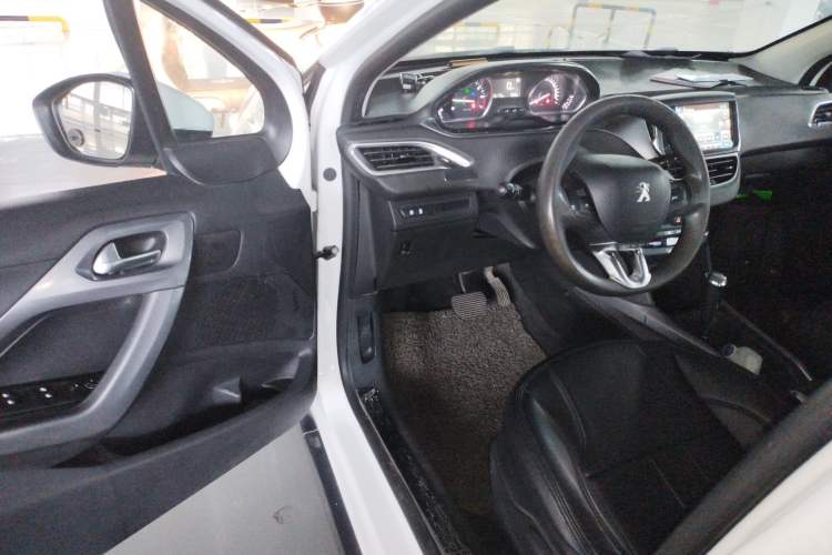 Used Peugeot 2008 2016 230THP Automatic Fashion Edition Interior 3