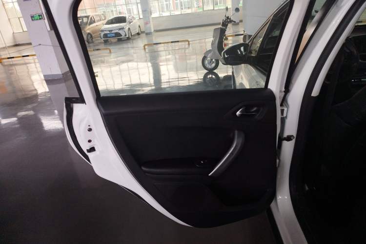 Used Peugeot 2008 2016 230THP Automatic Fashion Edition Interior 8
