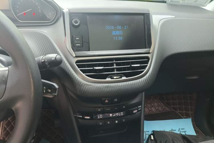 Used Peugeot 2008 2018 1.6L Automatic Fashion Edition Audio And AC Panel