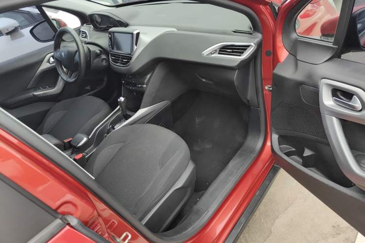 Used Peugeot 2008 2018 1.6L Automatic Fashion Edition Interior 1
