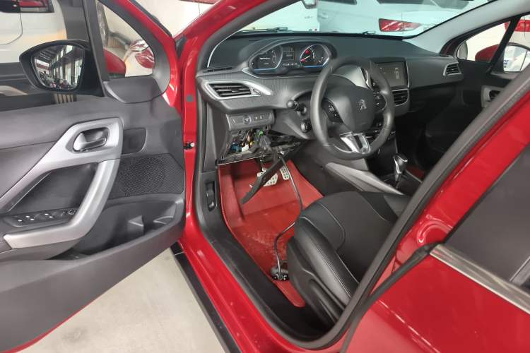 Used Peugeot 2008 2018 230THP Automatic Luxury Edition Interior 3