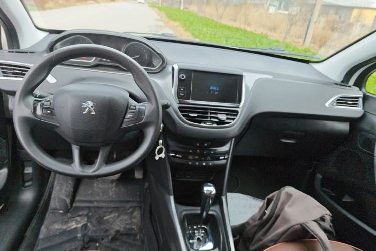 Used Peugeot 2008 2018 230THP Automatic Fashion Edition Center Console
