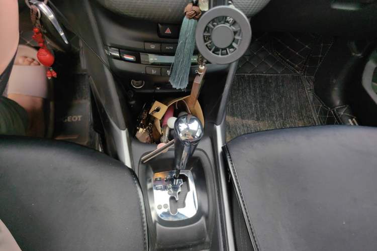 Used Peugeot 2008 2018 230THP Automatic Fashion Edition Gear Lever
