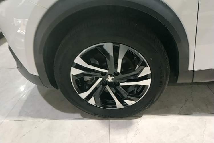 Used Peugeot 2008 2022 230THP THE ONE Left Front Wheel Hub