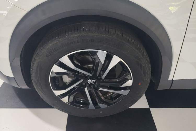Used Peugeot 2008 2022 230THP THE ONE Left Front Wheel Hub
