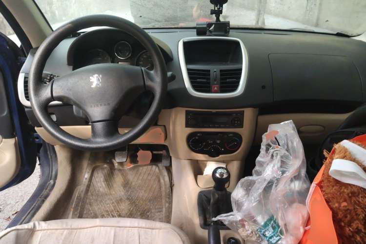 Used Peugeot 207 2009 2-Door Hatchback 1.4L Manual Yule Edition Center Console