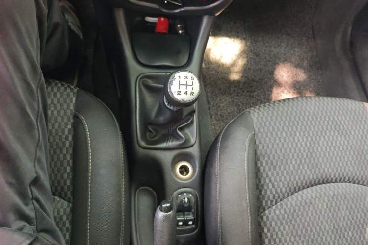 Used Peugeot 207 2011 Hatchback 1.4L Manual Yule Edition Gear Lever