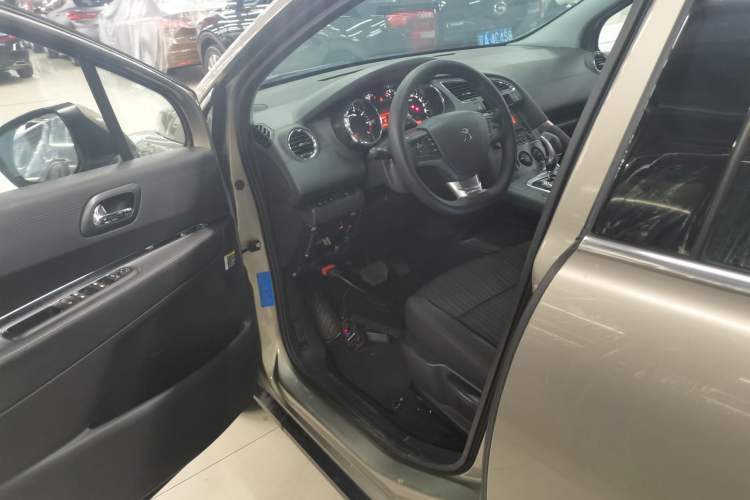 Used Peugeot 3008 2016 1.6THP Automatic Classic Edition Left Front Seat