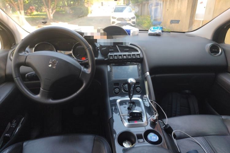 Used Peugeot 3008 2011 1.6T Luxury Model Center Console