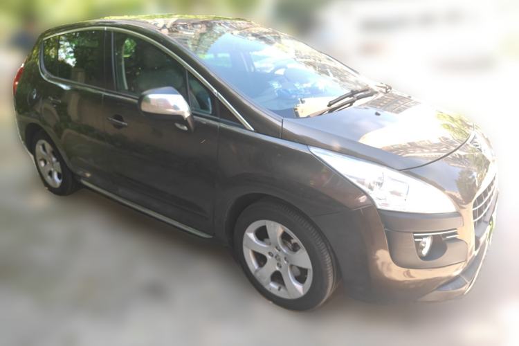 Used Peugeot 3008 2011 1.6T Luxury Model Front Right 45 Deg