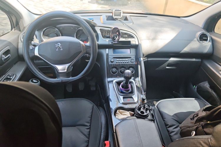 Used Peugeot 3008 2013 2.0L Manual Classic Edition Center Console