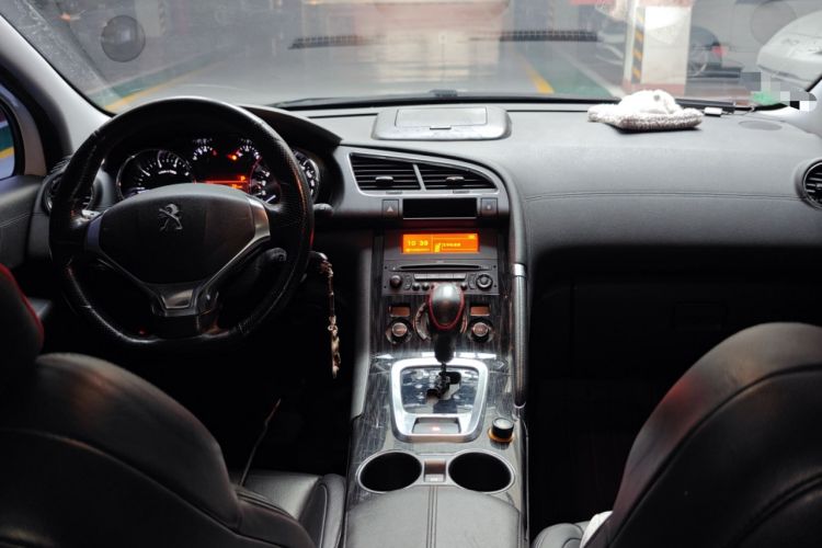 Used Peugeot 3008 2013 2.0L Automatic Trend Edition Center Console