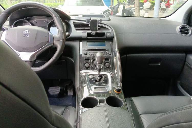 Used Peugeot 3008 2013 2.0L Automatic Trend Edition Center Console