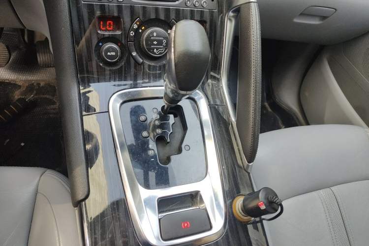 Used Peugeot 3008 2013 1.6THP Automatic Prestige Edition Gear Lever