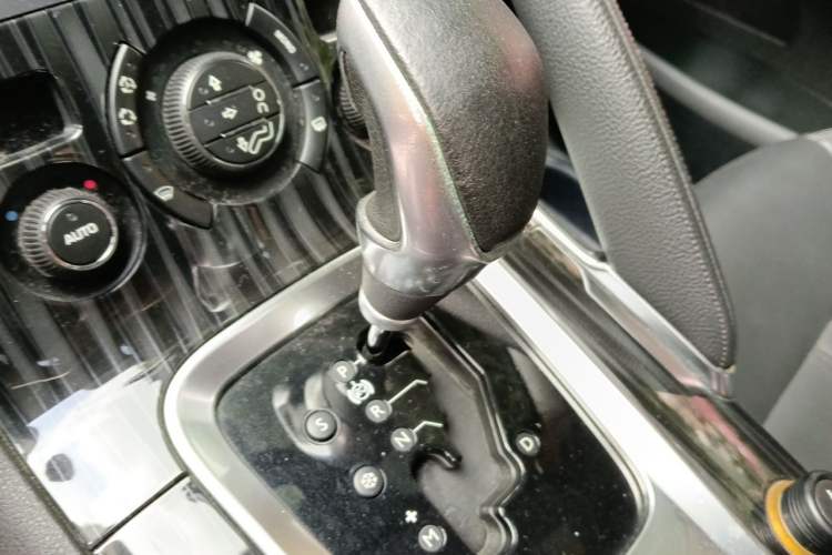 Used Peugeot 3008 2013 2.0L Automatic Trend Edition Gear Lever