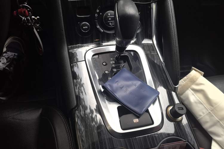Used Peugeot 3008 2013 2.0L Automatic Trend Edition Gear Lever