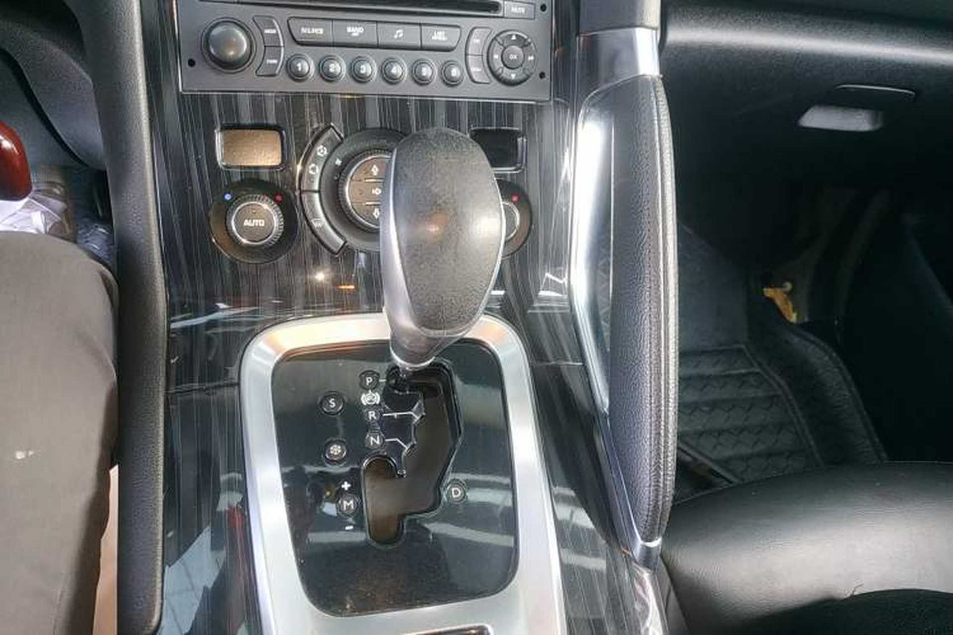 Used Peugeot 3008 2013 2.0L Automatic Trend Edition Gear Lever