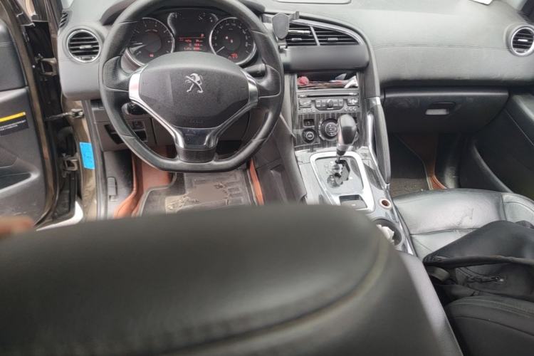 Used Peugeot 3008 2013 1.6THP Automatic Prestige Edition Center Console
