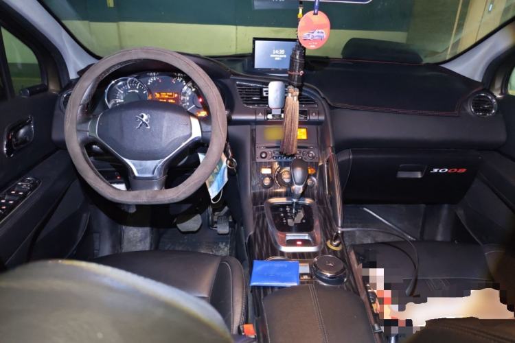 Used Peugeot 3008 2013 2.0L Automatic Trend Edition Center Console