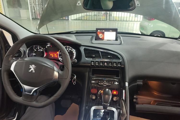 Used Peugeot 3008 2013 1.6THP Automatic Prestige Edition Center Console