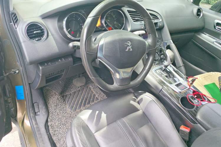 Used Peugeot 3008 2013 2.0L Automatic Trend Edition Center Console
