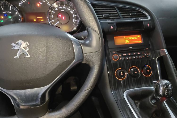 Used Peugeot 3008 2013 2.0L Manual Classic Edition Center Console