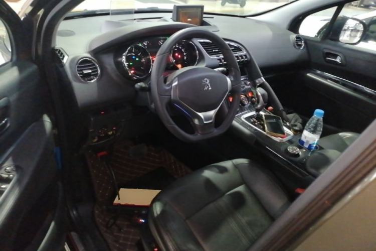 Used Peugeot 3008 2013 1.6THP Automatic Prestige Edition Center Console