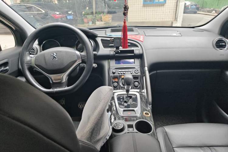 Used Peugeot 3008 2013 1.6THP Automatic Trend Edition Center Console