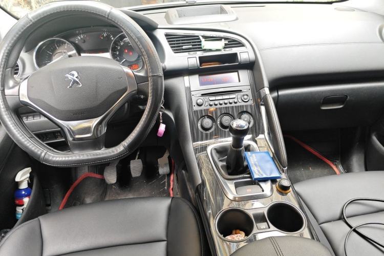 Used Peugeot 3008 2013 2.0L Manual Classic Edition Center Console