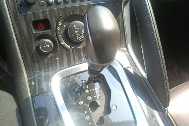 Used Peugeot 3008 2013 2.0L Automatic Trend Edition Gear Lever
