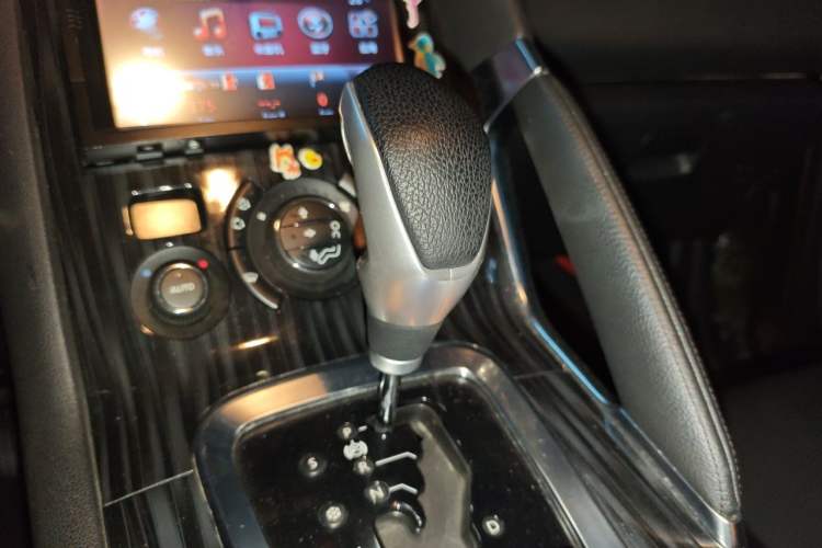 Used Peugeot 3008 2013 1.6THP Automatic Trend Edition Gear Lever