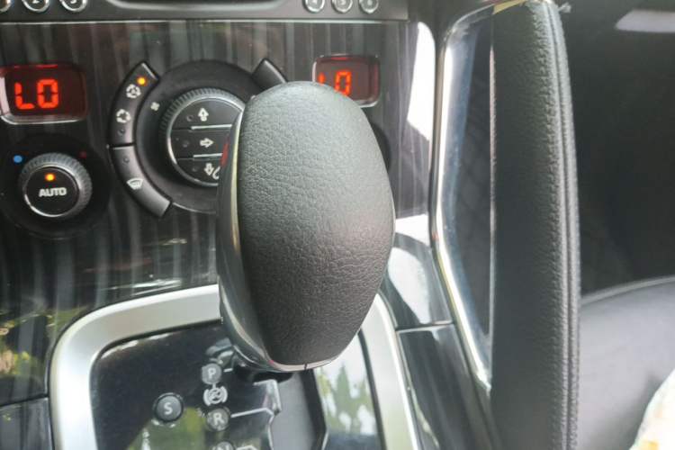 Used Peugeot 3008 2013 1.6THP Automatic Prestige Edition Gear Lever