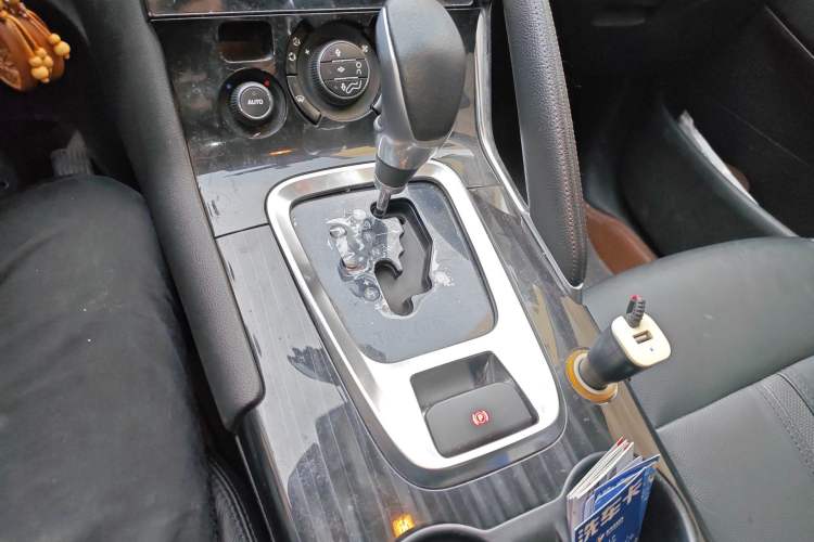 Used Peugeot 3008 2013 2.0L Automatic Trend Edition Gear Lever