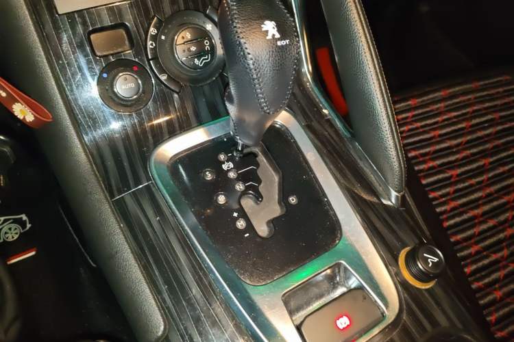 Used Peugeot 3008 2013 1.6THP Automatic Trend Edition Gear Lever