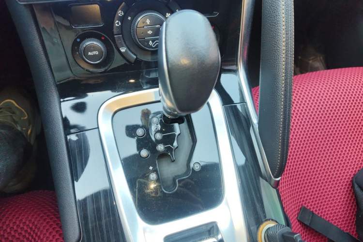 Used Peugeot 3008 2013 2.0L Automatic Trend Edition Gear Lever