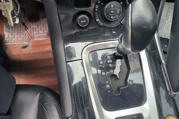 Used Peugeot 3008 2013 2.0L Automatic Trend Edition Gear Lever