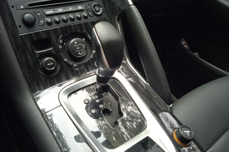 Used Peugeot 3008 2013 2.0L Automatic Trend Edition Gear Lever