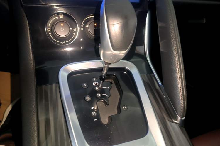 Used Peugeot 3008 2013 2.0L Automatic Classic Edition Gear Lever