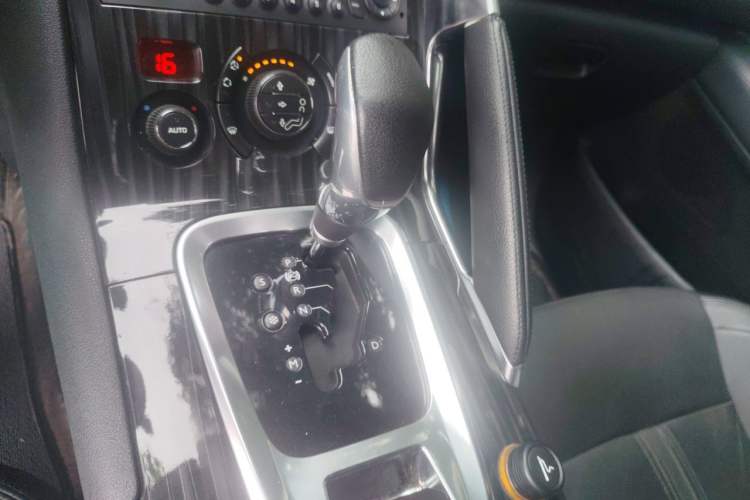 Used Peugeot 3008 2013 2.0L Automatic Trend Edition Gear Lever