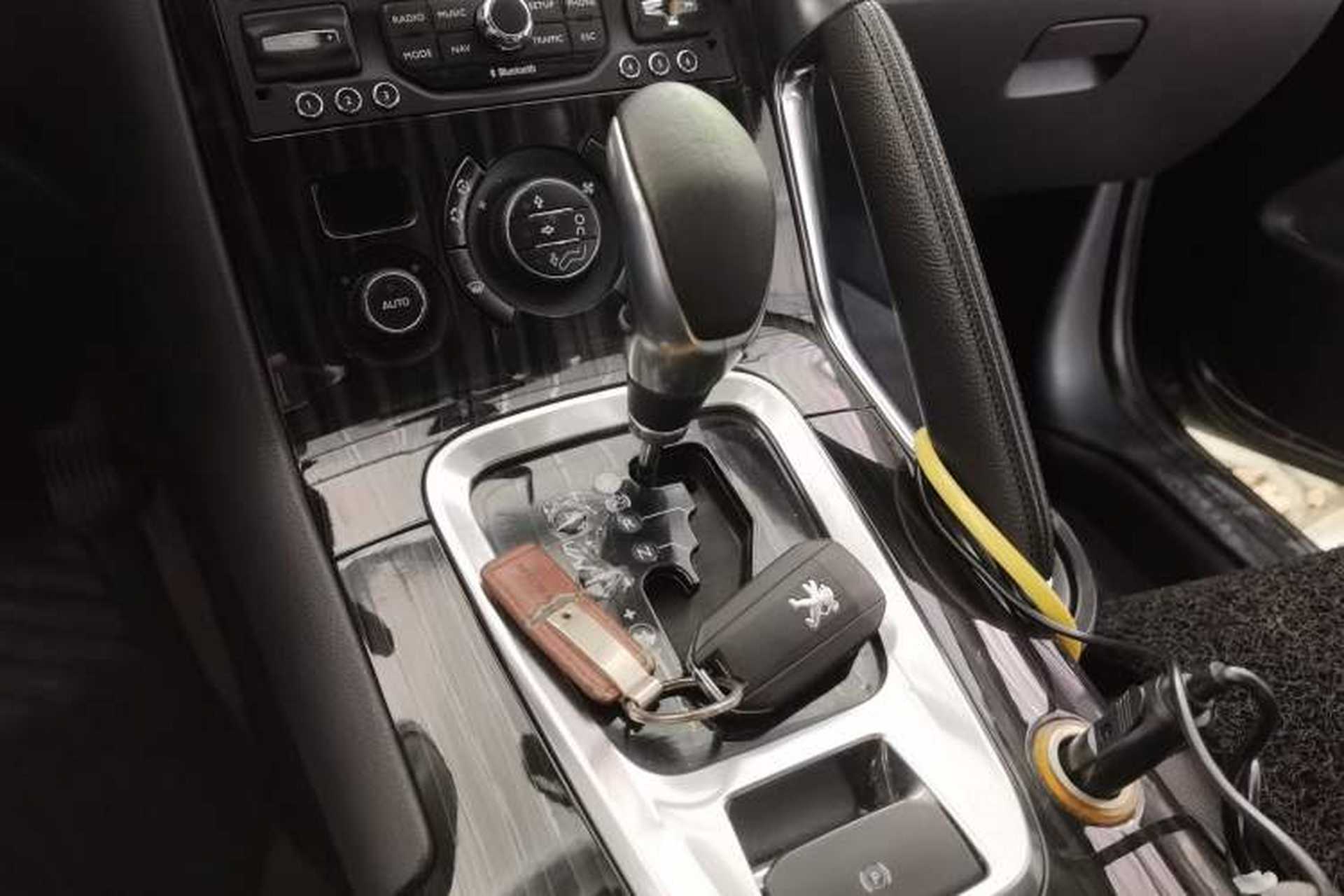 Used Peugeot 3008 2013 1.6THP Automatic Prestige Edition Gear Lever