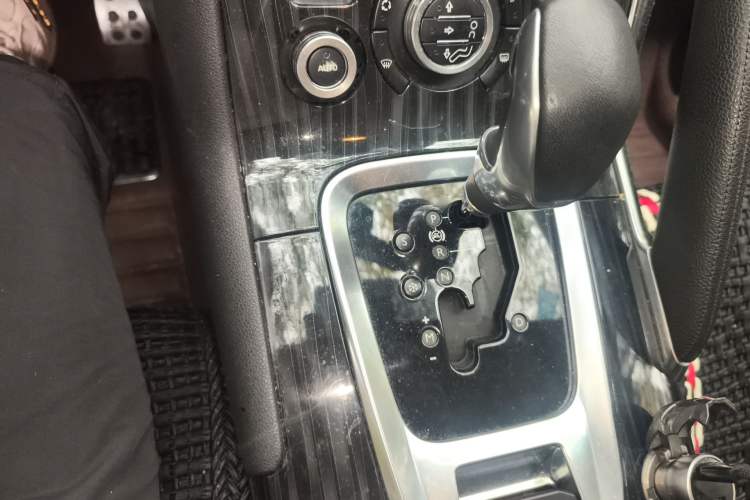 Used Peugeot 3008 2013 1.6THP Automatic Trend Edition Gear Lever