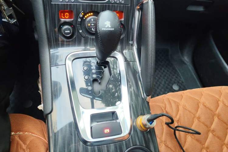 Used Peugeot 3008 2013 1.6THP Automatic Prestige Edition Gear Lever